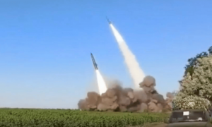 乌军精锐部队开大会授勋，一枚俄罗斯导弹从天而降，瞬间化为火海