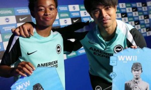 日本国脚竟拿战犯照片合影 英超球队道歉