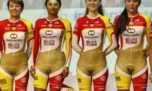 多么尴尬的衣服！这是拍摄于2014年波哥大女子自行车队队员的合影，她们身穿的队服让人看一眼真是直呼让人意想不到，也不知道设计师是怎么想的。乍一看，所有人的第一反应都是：这也太“凉快”了吧？甚至有人揉揉眼睛，以为这群自行车运动员是在上演什么限制级的行为艺术。但实际上，这是一场正经的竞技比…